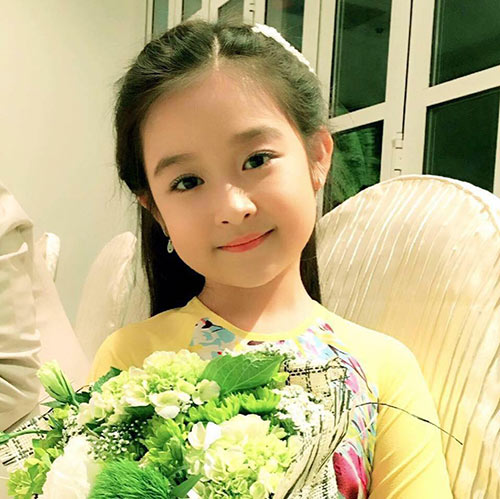 nhung-be-gai-duoc-vi-nhu-be-gai-mien-tay-8-tuoi-so-huu-ve-dep-van-nguoi-me-14962766_688891017945043_7403098180799315068_n-1480919742-width500height499-1488729624-width500height499